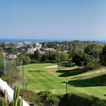 Stunning frontline golf apartment in Las Terrazas de La Quinta, Benahavis Picture 1
