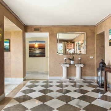Stunning duplex penthouse with panoramic sea views in Monte Halcones, Benahavis Picture 17
