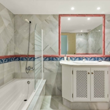 Stunning duplex penthouse with panoramic sea views in Monte Halcones, Benahavis Picture 21
