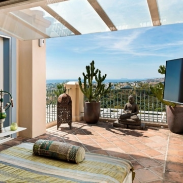 Stunning duplex penthouse with panoramic sea views in Monte Halcones, Benahavis Picture 22