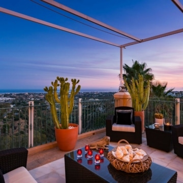 Stunning duplex penthouse with panoramic sea views in Monte Halcones, Benahavis Picture 30