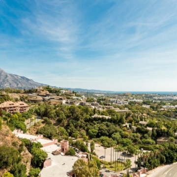 Stunning duplex penthouse with panoramic sea views in Monte Halcones, Benahavis Picture 11