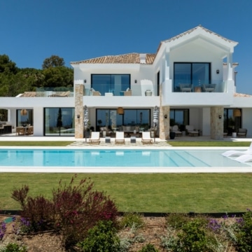 New-build marvellous villa with indoor pool and panoramic sea views in El Herrojo, Benahavis Picture 35