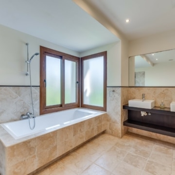 Contemporary 4-bedroom front-line golf villa in La Resina Golf, Estepona Picture 7