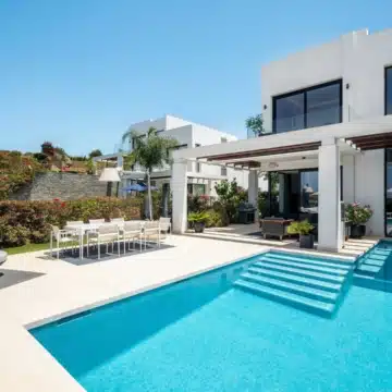 Stunning semi-detached villa with glorious sea views in Cabopino, Marbella Picture 16