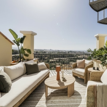 Beautiful penthouse with spacious terrace and stunning sea views in Benahavis Picture 4