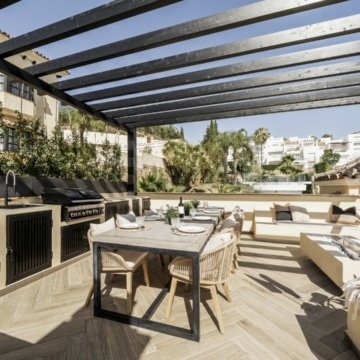 Beautiful penthouse with spacious terrace and stunning sea views in Benahavis Picture 1