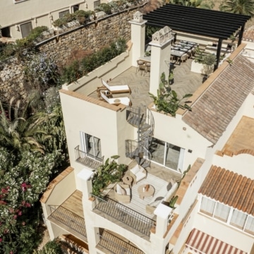 Beautiful penthouse with spacious terrace and stunning sea views in Benahavis Picture 3