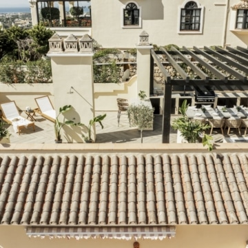 Beautiful penthouse with spacious terrace and stunning sea views in Benahavis Picture 30
