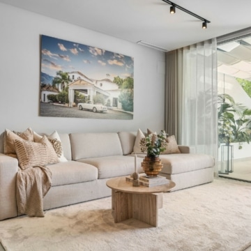 Luxury duplex penthouse with stunning golf course views in the heart of La Quinta, Benahavis Picture 4