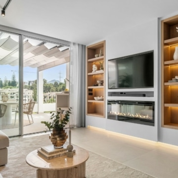 Luxury duplex penthouse with stunning golf course views in the heart of La Quinta, Benahavis Picture 12