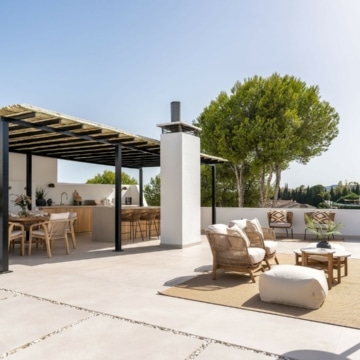 Luxury duplex penthouse with stunning golf course views in the heart of La Quinta, Benahavis Picture 21