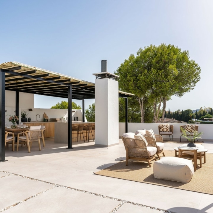 Luxury duplex penthouse with stunning golf course views in the heart of La Quinta, Benahavis Picture