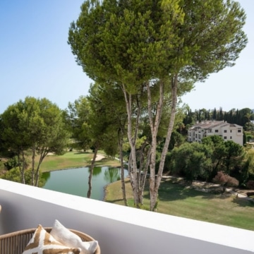 Luxury duplex penthouse with stunning golf course views in the heart of La Quinta, Benahavis Picture 17