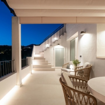Luxury duplex penthouse with stunning golf course views in the heart of La Quinta, Benahavis Picture 24