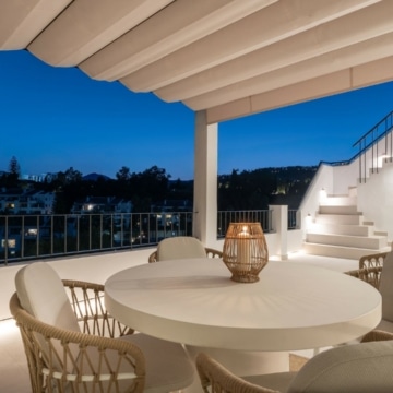 Luxury duplex penthouse with stunning golf course views in the heart of La Quinta, Benahavis Picture 19