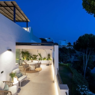 Luxury duplex penthouse with stunning golf course views in the heart of La Quinta, Benahavis Picture 18