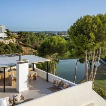 Luxury duplex penthouse with stunning golf course views in the heart of La Quinta, Benahavis Picture 3