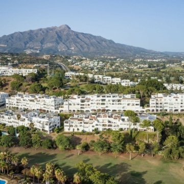 Luxury duplex penthouse with stunning golf course views in the heart of La Quinta, Benahavis Picture 11