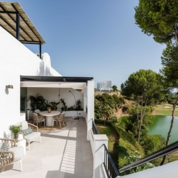Luxury duplex penthouse with stunning golf course views in the heart of La Quinta, Benahavis Picture 0