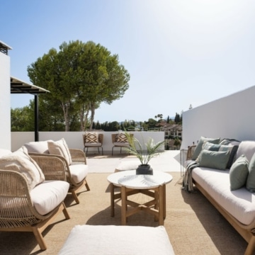 Luxury duplex penthouse with stunning golf course views in the heart of La Quinta, Benahavis Picture 7