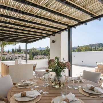 Luxury duplex penthouse with stunning golf course views in the heart of La Quinta, Benahavis Picture 22