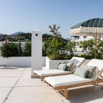 Luxury duplex penthouse with stunning golf course views in the heart of La Quinta, Benahavis Picture 8