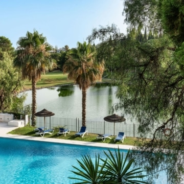Luxury duplex penthouse with stunning golf course views in the heart of La Quinta, Benahavis Picture 10