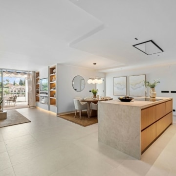Luxury duplex penthouse with stunning golf course views in the heart of La Quinta, Benahavis Picture 6