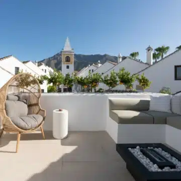 Newly refurbished duplex penthouse with sea views in Montepiedra, Marbella Golden Mile Picture 1