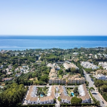 Newly refurbished duplex penthouse with sea views in Montepiedra, Marbella Golden Mile Picture 2