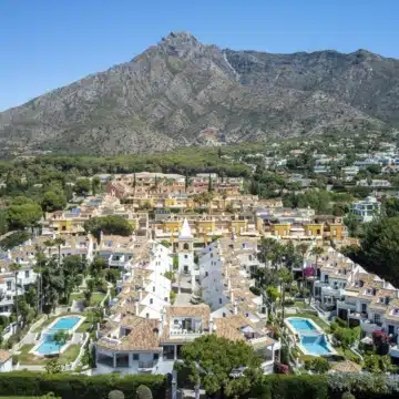 Newly refurbished duplex penthouse with sea views in Montepiedra, Marbella Golden Mile Picture 3