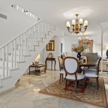 Spacious townhouse with spectacular mountain views in Puerto Banus, Nueva Andalucía Picture 14