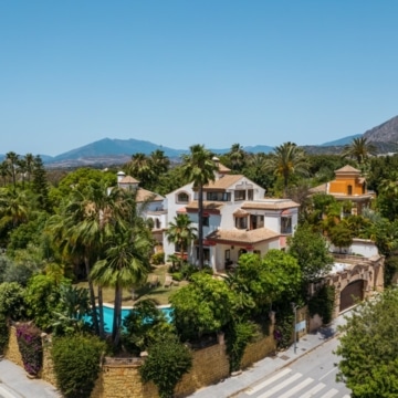 Magnificent 5-bedroom villa with partial sea views in Altos de Puente Romano, Marbella Golden Mile Picture 0