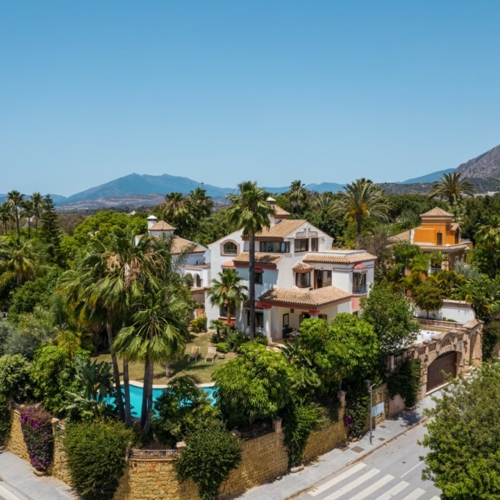 Magnificent 5-bedroom villa with partial sea views in Altos de Puente Romano, Marbella Golden Mile Picture