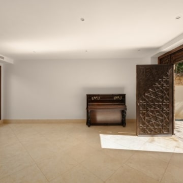 Magnificent 5-bedroom villa with partial sea views in Altos de Puente Romano, Marbella Golden Mile Picture 9