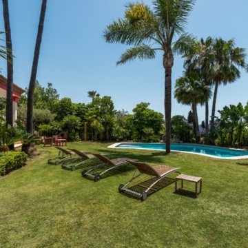 Magnificent 5-bedroom villa with partial sea views in Altos de Puente Romano, Marbella Golden Mile Picture 1