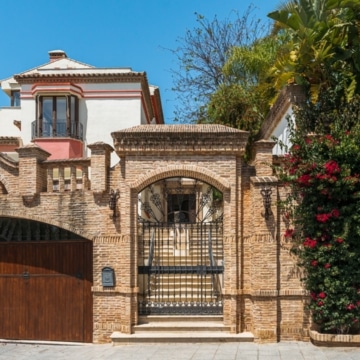 Magnificent 5-bedroom villa with partial sea views in Altos de Puente Romano, Marbella Golden Mile Picture 2