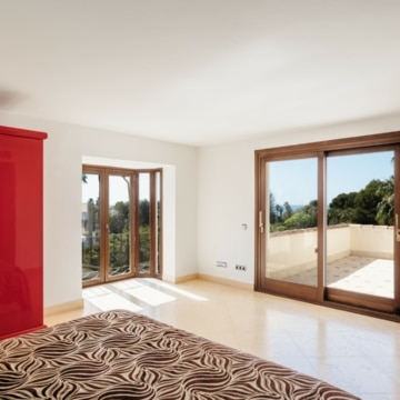 Magnificent 5-bedroom villa with partial sea views in Altos de Puente Romano, Marbella Golden Mile Picture 3