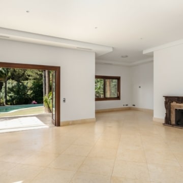 Magnificent 5-bedroom villa with partial sea views in Altos de Puente Romano, Marbella Golden Mile Picture 4