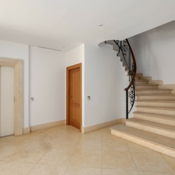 Magnificent 5-bedroom villa with partial sea views in Altos de Puente Romano, Marbella Golden Mile Picture 7