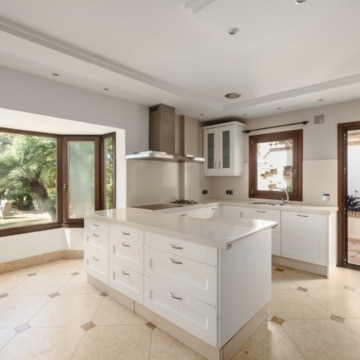 Magnificent 5-bedroom villa with partial sea views in Altos de Puente Romano, Marbella Golden Mile Picture 8