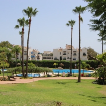 Beautiful 2-bedroom apartment in the popular urbanisation of Locrimar, Nueva Andalucia Picture 4