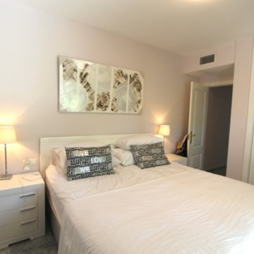 Beautiful 2-bedroom apartment in the popular urbanisation of Locrimar, Nueva Andalucia Picture 3