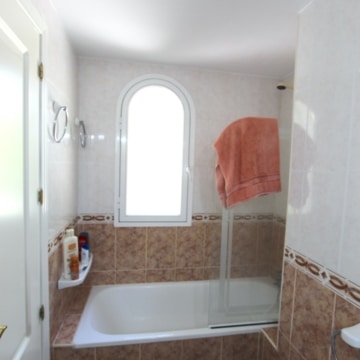 Beautiful 2-bedroom apartment in the popular urbanisation of Locrimar, Nueva Andalucia Picture 13