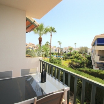 Beautiful 2-bedroom apartment in the popular urbanisation of Locrimar, Nueva Andalucia Picture 1
