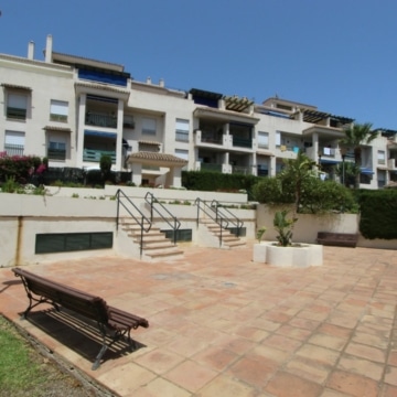 Beautiful 2-bedroom apartment in the popular urbanisation of Locrimar, Nueva Andalucia Picture 23