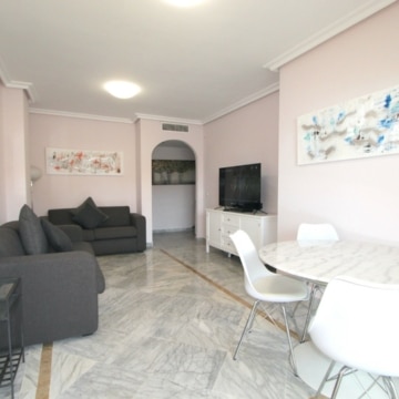 Beautiful 2-bedroom apartment in the popular urbanisation of Locrimar, Nueva Andalucia Picture 0