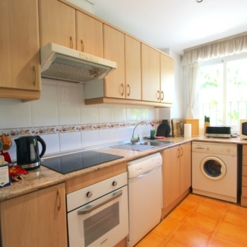 Beautiful 2-bedroom apartment in the popular urbanisation of Locrimar, Nueva Andalucia Picture 6