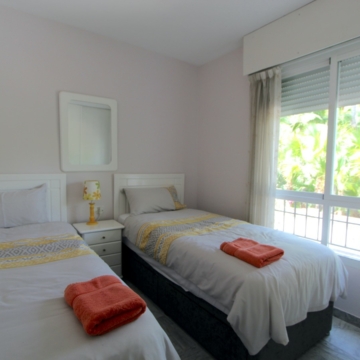 Beautiful 2-bedroom apartment in the popular urbanisation of Locrimar, Nueva Andalucia Picture 8